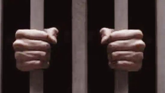 प्यार अंधा होता है- महिला गार्ड से लव करने के बाद फरार हुआ कैदी