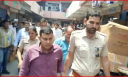 मुजफ्फरनगर की दवा मंडी में पुलिस का छापा- एक दवा व्यापारी हिरासत में