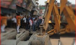 बाहुबली के करीबी के अपार्टमेंट पर चला बुलडोजर- दीवार की जमींदोज बाहुबली के करीबी के अपार्टमेंट पर चला बुलडोजर- दीवार की जमींदोज