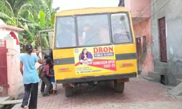 खटारा स्कूली वाहन बच्चो की जिंदगी से कर रहे हैं खिलवाड़: मनीष चौधरी