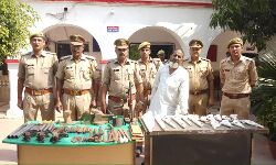 SSP का चल रहा चाबुक- अवैध शस्त्र फैक्ट्री का भंडाफोड़ कर पकड़ा असलहा SSP का चल रहा चाबुक- अवैध शस्त्र फैक्ट्री का भंडाफोड़ कर पकड़ा असलहा