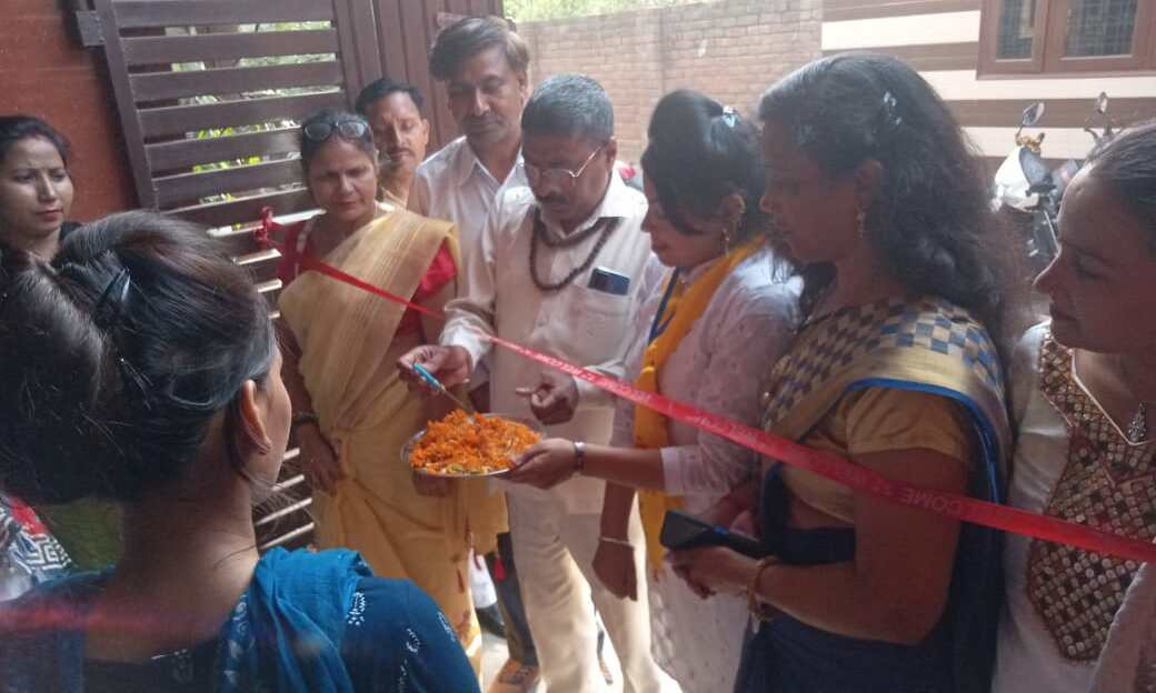 कई स्थानों पर सैंटरों के माध्यम से महिलाओं को किया जा रहा है सशक्त