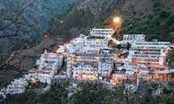 वैष्णो देवी मंदिर के पास जंगलों में लगी आग वैष्णो देवी मंदिर के पास जंगलों में लगी आग