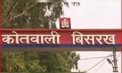 बाथरूम में स्नान करती महिलाओं के वीडियो बनाने वाला पब्लिक ने दबोचा बाथरूम में स्नान करती महिलाओं के वीडियो बनाने वाला पब्लिक ने दबोचा