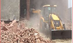 इस भूमाफिया की आलीशान कोठी पर चला बाबा का बुलडोजर-फैली दहशत इस भूमाफिया की आलीशान कोठी पर चला बाबा का बुलडोजर-फैली दहशत