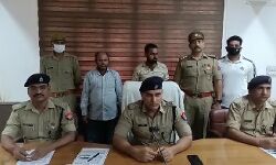 8 लाख के गांजे के साथ दो तस्कर पुलिस के हत्थे चढे 8 लाख के गांजे के साथ दो तस्कर पुलिस के हत्थे चढे