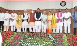 मुख्यमंत्री की नई कैबिनेट में अब दो नए चेहरे-बाकी सभी पुराने मंत्री शामिल मुख्यमंत्री की नई कैबिनेट में अब दो नए चेहरे-बाकी सभी पुराने मंत्री शामिल