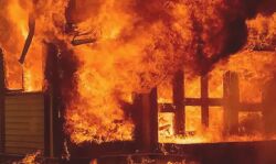 तीन मकानों में भीषण आग, बुजुर्ग की जिंदा जलने से मौत तीन मकानों में भीषण आग, बुजुर्ग की जिंदा जलने से मौत