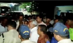 दरगाह की दीवार पर मूर्ति लगाने को लेकर हुए विवाद में आगजनी- 144 लागू दरगाह की दीवार पर मूर्ति लगाने को लेकर हुए विवाद में आगजनी- 144 लागू