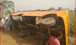 कच्ची सड़क पर फर्राटा भर रही बस सड़क पर पलटी- दर्जनों बच्चे घायल