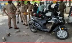 शिवलिंग का अभिषेक कर DM इनायत खान ने बटोरी जमकर प्रशंसा शिवलिंग का अभिषेक कर DM इनायत खान ने बटोरी जमकर प्रशंसा