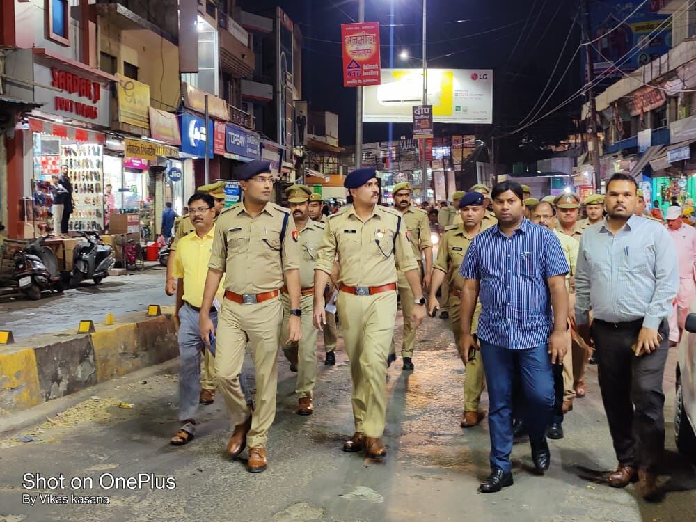 पुलिस फोर्स के साथ एसएसपी ने शहर का किया निरीक्षण - दी हिदायत