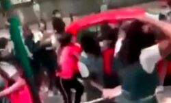 सड़क पर भिडी स्कूली छात्राएं- चले लात घूंसे और डंडे- खूब हुई ढिशुम ढिशुम