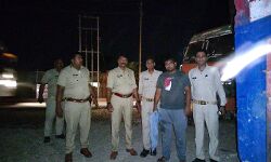 6 लाख रूपये की लकड़ी के साथ धर दबोचा तस्कर- साथी फरार