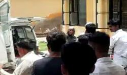 पत्नी बच्चों के साथ किसान ने SSP दफ्तर पर लगाई खुद को आग पत्नी बच्चों के साथ किसान ने SSP दफ्तर पर लगाई खुद को आग