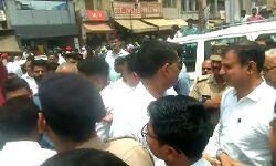 अधिवक्ताओं ने चौराहे पर लगाया जाम- MLA का ड्राइवर भी लपेटे में आया