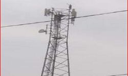 शराब के नशे में टल्ली युवक टावर पर चढ़ा उतारने में पुलिस के छूटे पसीने