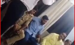 भाजपा नेता की अभद्रता पर फूट फूटकर रोया ट्रैफिक सिपाही- 7 पर मुकदमा दर्ज भाजपा नेता की अभद्रता पर फूट फूटकर रोया ट्रैफिक सिपाही- 7 पर मुकदमा दर्ज