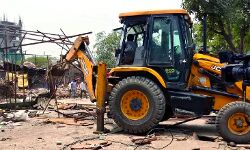 अतिक्रमण के खिलाफ जमकर चल रहा है बुलडोज़र अतिक्रमण के खिलाफ जमकर चल रहा है बुलडोज़र