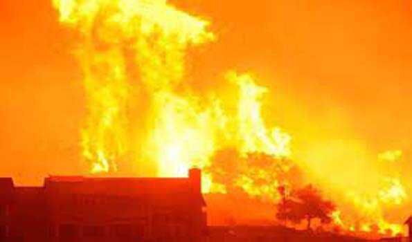 भीषण गर्मी के बीच बवाना औद्योगिक क्षेत्र में लगी आग