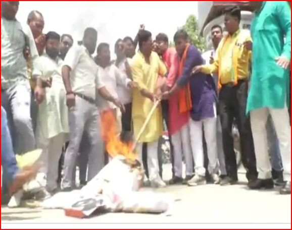 सपा मुखिया के बयान से उबाल- भाजयुमो ने जलाया पूर्व CM का पुतला