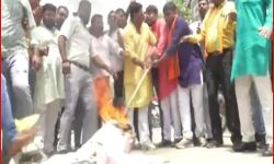 सपा मुखिया के बयान से उबाल- भाजयुमो ने जलाया पूर्व CM का पुतला
