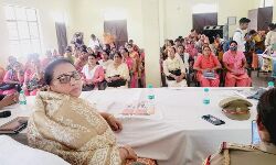 चौपाल लगाकर महिला की आयोग की सदस्या ने सुनी समस्याएं