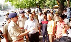 इधर CM योगी की वीसी खत्म उधर कप्तान ने शुरू कर दी कार्रवाई