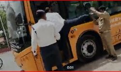 कंडक्टर के किराया मांगते ही पुलिसकर्मी ने की धुनाई-सिपाही का मोबाइल तोड़ा कंडक्टर के किराया मांगते ही पुलिसकर्मी ने की धुनाई-सिपाही का मोबाइल तोड़ा