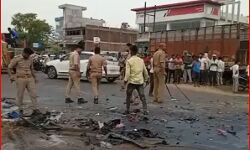 टैंकर के साथ हुई भिड़ंत में कार के उड़े परखच्चे- तीन मरे, 12 घायल टैंकर के साथ हुई भिड़ंत में कार के उड़े परखच्चे- तीन मरे, 12 घायल