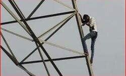 मायके से नहीं आ रही बसंती पाने को हाईटेंशन टावर पर चढ़ा नाराज वीरू मायके से नहीं आ रही बसंती पाने को हाईटेंशन टावर पर चढ़ा नाराज वीरू