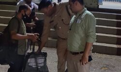 आबकारी विभाग ने अवैध शराब की तलाश में खंगाली ट्रेन-ली यात्रियो की तलाशी