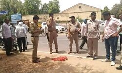 तारीख पर जा रही पत्नी को दिनदहाड़े पति ने मारी गोली