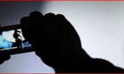 महिलाओं ने बनाया कारोबारी के साथ अश्लील वीडियो- अब मांगी इतनी रंगदारी महिलाओं ने बनाया कारोबारी के साथ अश्लील वीडियो- अब मांगी इतनी रंगदारी