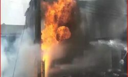 बैटरी बनाने वाली फैक्ट्री में लगी आग- 3 लोगों की हो गई मौत बैटरी बनाने वाली फैक्ट्री में लगी आग- 3 लोगों की हो गई मौत