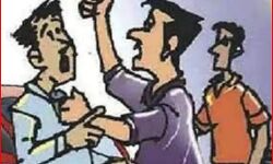 टक्कर लगने के बाद भाजपाइयों की आपस में ही भरे चौराहे पर सिर फुटव्वल टक्कर लगने के बाद भाजपाइयों की आपस में ही भरे चौराहे पर सिर फुटव्वल