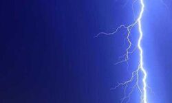 बिजली गिरने से हुई तीन मजदूरों की मौत- चार झुलसे बिजली गिरने से हुई तीन मजदूरों की मौत- चार झुलसे