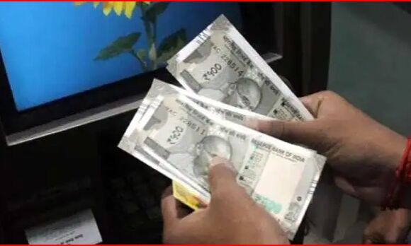 ATM के ज्यादा नोट उगलते ही मची रूपये निकालने की होड़ ATM के ज्यादा नोट उगलते ही मची रूपये निकालने की होड़