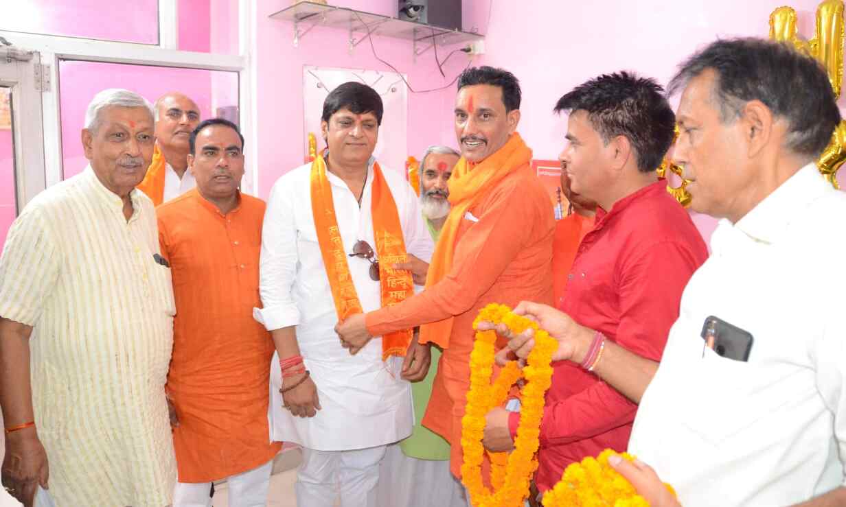 अखिल भारत हिंदू महासभा के जिला कार्यालय का समाजसेवी मनीष ने किया उद्घाटन