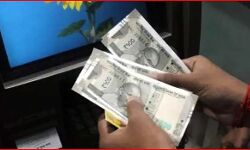 ATM के ज्यादा नोट उगलते ही मची रूपये निकालने की होड़