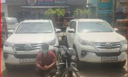 अजय देवगन की तरह दो कारों पर खड़ा होकर स्टंट कर रहा शक्तिमान गिरफ्तार