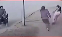 महिला की बुद्धि आई काम-लुटेरों ने उल्टे पांव दौड़ लगाई- रह गए हक्के बक्के महिला की बुद्धि आई काम-लुटेरों ने उल्टे पांव दौड़ लगाई- रह गए हक्के बक्के