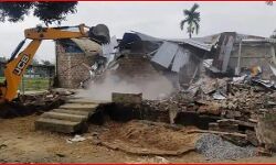 ग्रामीणों ने थाना किया आग के हवाले- आरोपियों के घरों पर चला बुलडोजर ग्रामीणों ने थाना किया आग के हवाले- आरोपियों के घरों पर चला बुलडोजर