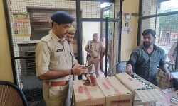 SP देहात ने पुलिस बल के साथ गश्त कर की चेकिंग- दुकानदारों को दी हिदायत