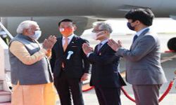 टोक्यो पहुंचे मोदी, भारतीयों ने किया जोरदार स्वागत टोक्यो पहुंचे मोदी, भारतीयों ने किया जोरदार स्वागत