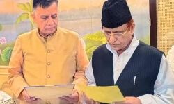 यूपी विधानसभा में आजम खान ने ली विधायक पद की शपथ यूपी विधानसभा में आजम खान ने ली विधायक पद की शपथ