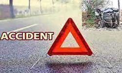 सड़क दुर्घटना- पाइप से लदे एक ट्रक के पलटने से दबकर आठ लोगों की मौत सड़क दुर्घटना- पाइप से लदे एक ट्रक के पलटने से दबकर आठ लोगों की मौत