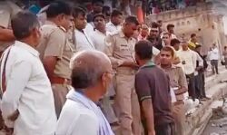 बस ने मारी कार को टक्कर, मां-बेटी की मौत, 6 घायल बस ने मारी कार को टक्कर, मां-बेटी की मौत, 6 घायल