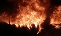 आतिशबाजी की वजह से दुकान में लगी आग- लाखों का सामना जलकर हुआ खाक आतिशबाजी की वजह से दुकान में लगी आग- लाखों का सामना जलकर हुआ खाक