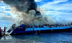 यात्री नौका में आग लगने से सात लोगों की मौत यात्री नौका में आग लगने से सात लोगों की मौत